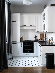 Дызайн кухні з чорна белай падлогай