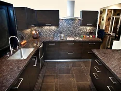 Countertop қаҳваранг дар дохили ошхона