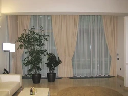 Шторы на два окна с простенком фото в гостиную современном