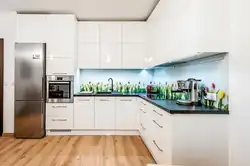 Угловая белая кухня в интерьере фото