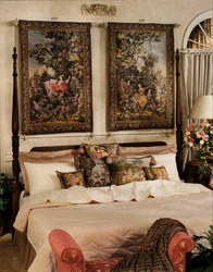 Интерьер спальни с ковром на стене фото