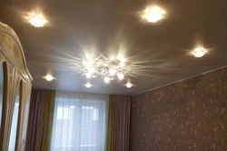 Потолок натяжной с лампочками в потолке в спальне фото