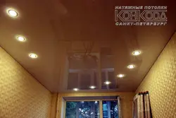 Yataq otağı fotoşəkilində tavanda işıq lampaları olan asma tavan