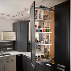 Дизайн кухни с угловым шкафом кладовкой