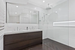 Дизайн ванны темный пол светлые стены