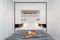 Кровать между шкафами в спальне дизайн