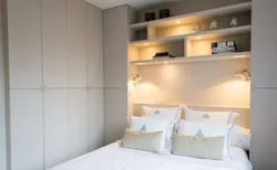 Кровать между шкафами в спальне дизайн