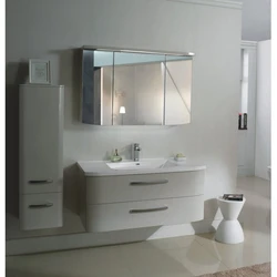 Kabinet və güzgü fotoşəkili ilə vanna otağı lavabo