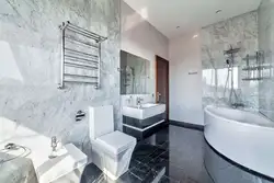 Ванна бөлмесінің фото дизайнындағы қара және ақ мәрмәр плиткалары