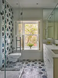 Дизайн ванной комнаты с окном и душевой кабиной