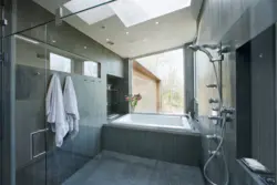 Дызайн ваннага пакоя з акном і душавой кабінай