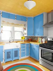 Жоўта сіняя кухня ў інтэр'еры фота