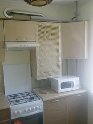 Интерьер кухни с газовым котлом на стене