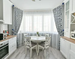 Дызайн штор для кухні з шэрымі шпалерамі