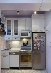 Дызайн маленькай кухні убудаваны халадзільнік