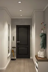 Kiçik bir koridorda fotoşəkil dizaynında qapılar