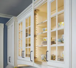 Шкаф витрина в интерьере кухни