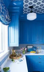 Дизайн кухни в синем и белом цвете