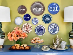 Тарелки на стене в интерьере кухни