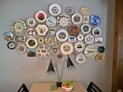 Тарелки на стене в интерьере кухни