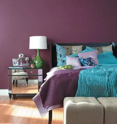 Combination with purple in the bedroom interior