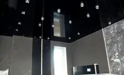 Черный натяжной потолок глянцевый на кухне фото