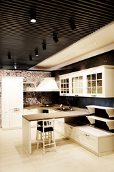 Дизайн кухни натяжной потолок черный