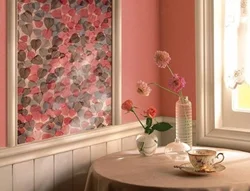 How to combine wallpaper in the kitchen interior