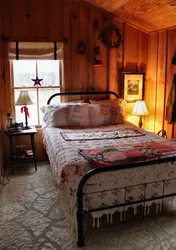 Интерьер деревенской спальни фото