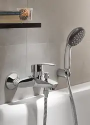 Смеситель для ванны с душем в интерьере