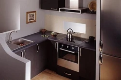 Фота кутніх кухонных гарнітураў для маленькай кухні з халадзільнікам
