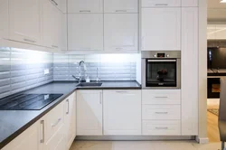 Фото угловых кухонных гарнитуров для маленькой кухни с холодильником