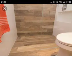 In the bathroom there are laminate tiles on the floor photo