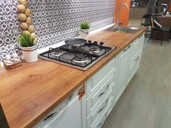 Кухня с деревянной столешницей фото