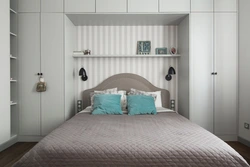 Маленькая спальня з вялікім ложкам і шафай фота