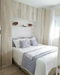 Маленькая спальня с большой кроватью и шкафом фото