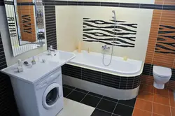 Шағын ванна бөлмесінің ішкі бөлігіндегі ваннаға арналған кір жуғыш машина раковинасы