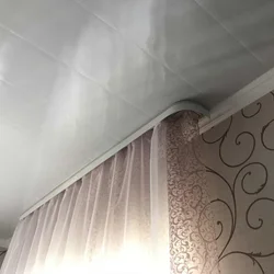 Mətbəxdə asma tavanda bir korniş şəkli