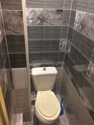 PVC panelləri olan bir mənzildə tualetin dizaynı fotoşəkil