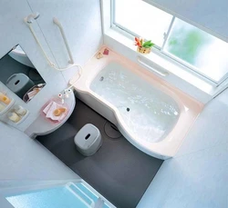 How to place a bathtub in a small bathroom photo