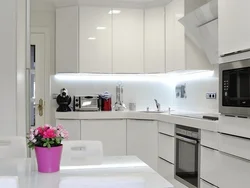 Белая кухня ў светлым інтэр'еры фота