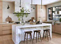 Мрамор и дерево в интерьере кухни фото