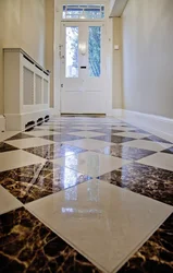 Zamonaviy uslubdagi koridor dizaynidagi plitkalarning fotosurati