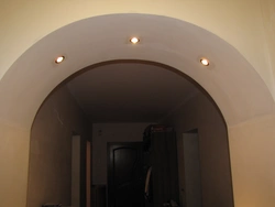 Пәтер фотосуретінде гипсокартоннан жасалған ішкі арка