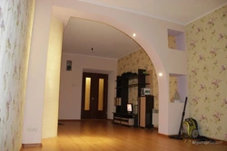 Interior arch made of plasterboard in an apartment photo