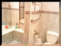 Küvet və tualet fotoşəkili arasında arakəsmə