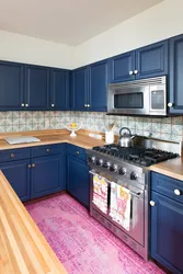 Синяя кухня с деревянной столешницей в интерьере фото