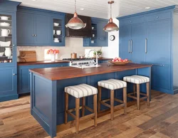 Синяя кухня с деревянной столешницей в интерьере фото