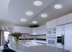Дизайн точечных светильников на кухне