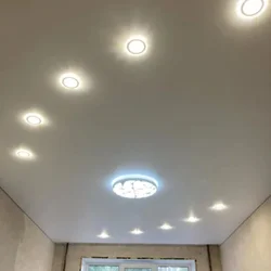 Дизайн светильников на натяжном потолке в спальне